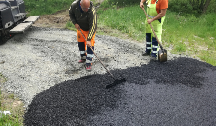 Komunikácia na obecnom cintoríne    